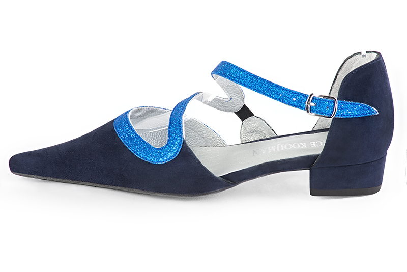 Navy blue women's open side shoes, with snake-shaped straps. Pointed toe. Low block heels. Profile view - Florence KOOIJMAN
